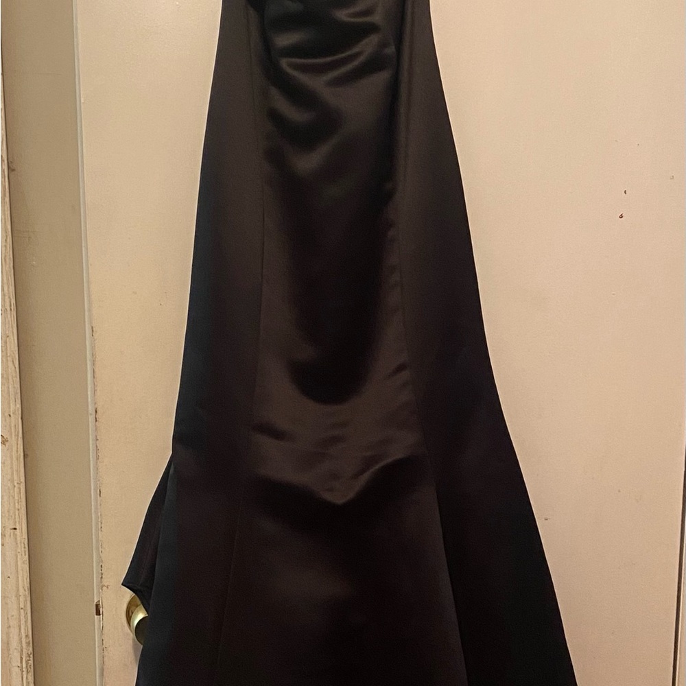 This is a stunning dress that I hate to part with , but it doesn’t fit anymore. - Picture 3 of 5